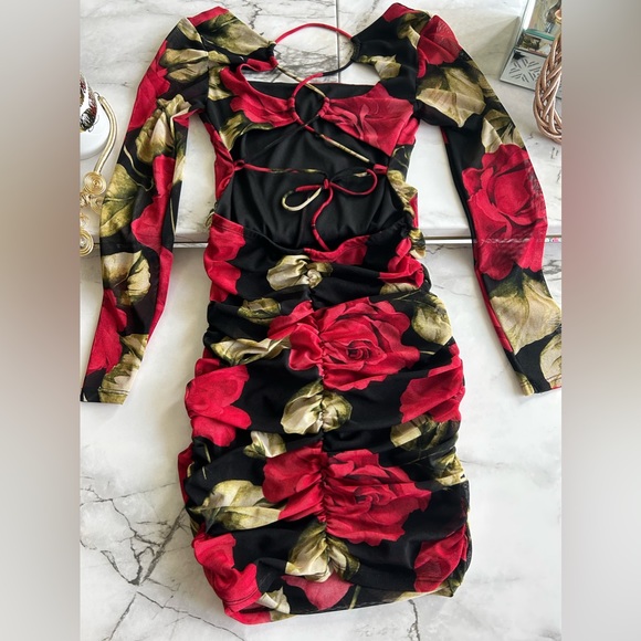 Dress with roses - Picture 5 of 5